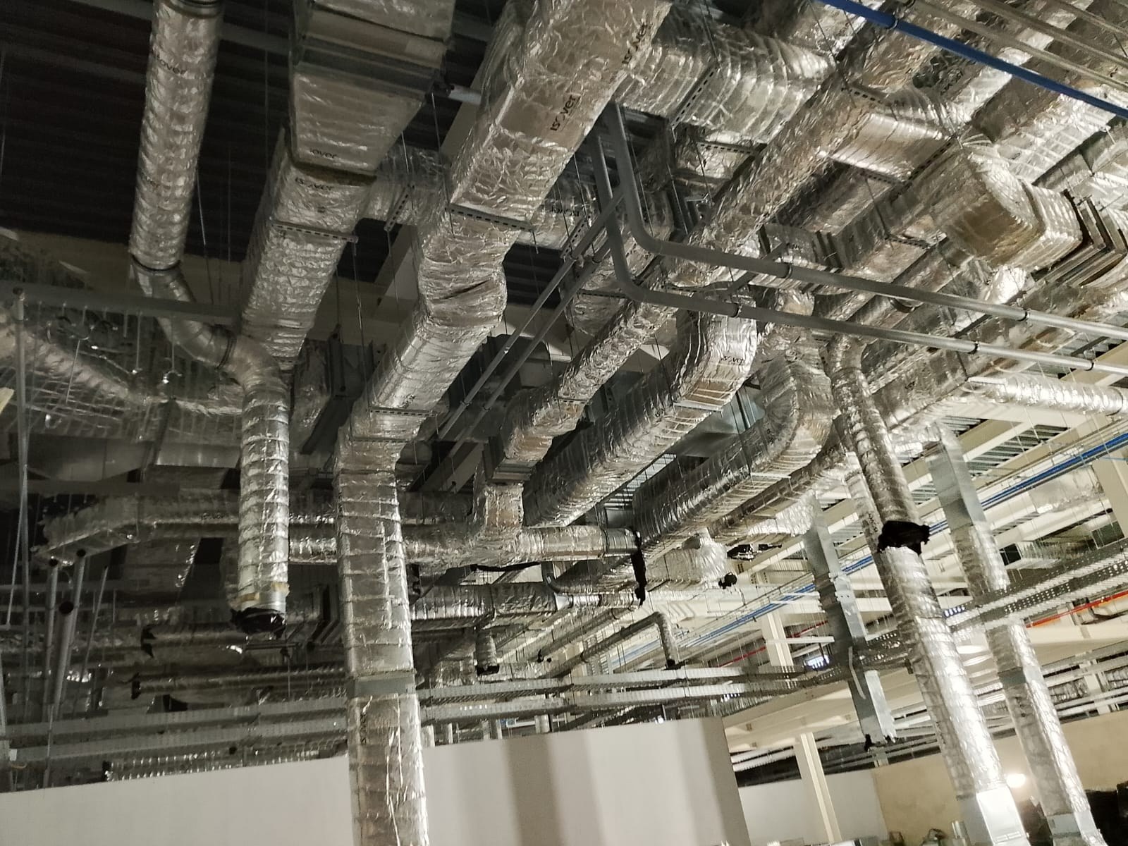 Condutas e isolamento em zona técnica industrial.